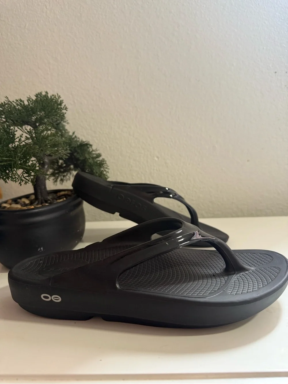 OOFOS Oolala sandals Women size 8 Black Foam Thong Sandals